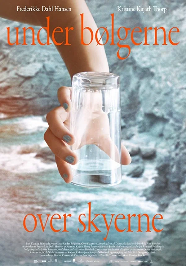 Постер: Under bølgerne, over skyerne