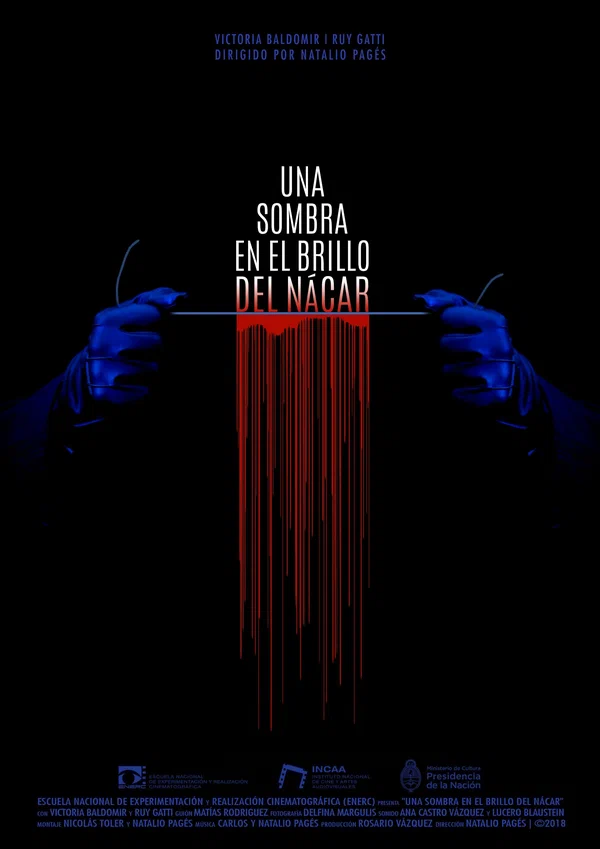Постер: Una sombra en el brillo del nácar