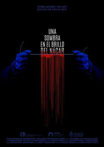 Постер: Una sombra en el brillo del nácar