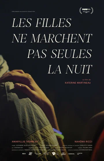 Постер: Les filles ne marchent pas seules la nuit