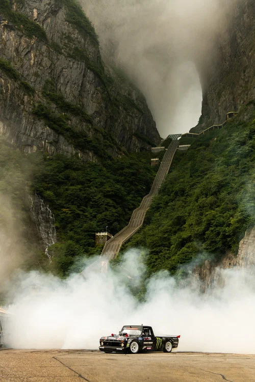 Постер: Climbkhana Two: Tianmen Mountain