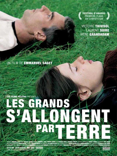 Постер: Les grands s'allongent par terre